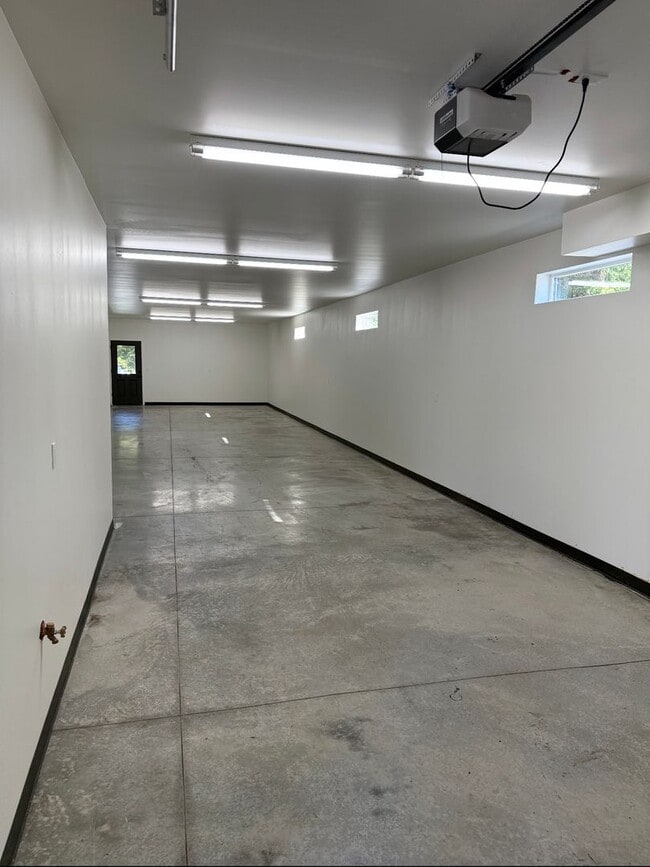 Building Photo - CDA Duplex with a 1200 sq ft Garage!