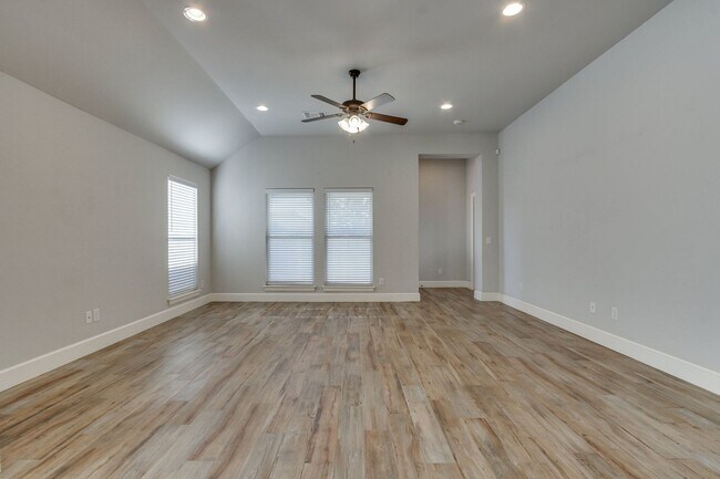 Building Photo - Luxury living in gated Valencia