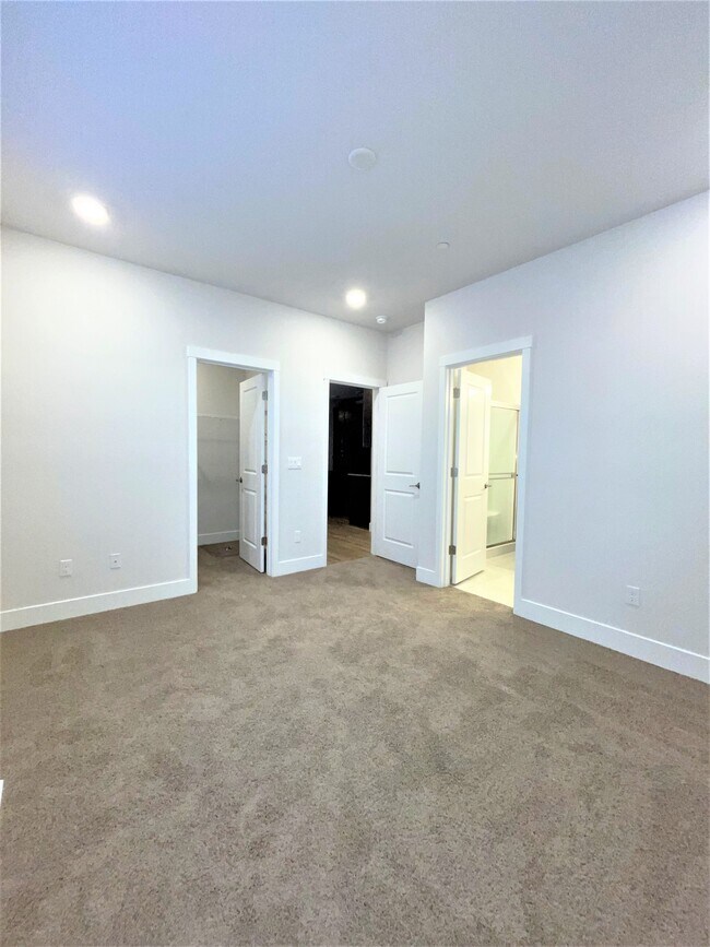 Building Photo - 18405 SW Buckhorn Dr