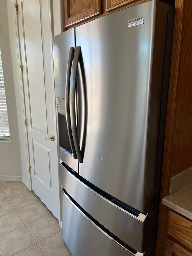 Building Photo - Elegant, spacious 3/2.5 home in gated LaPrivada