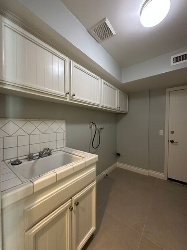 Building Photo - 1635 Larkfield Ave