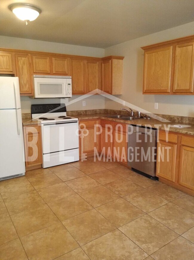 Building Photo - 3BR Duplex with 2-Car Garage in Forsyth