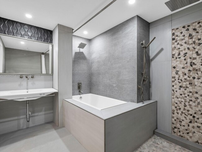 Building Photo - 725 NE 22nd St