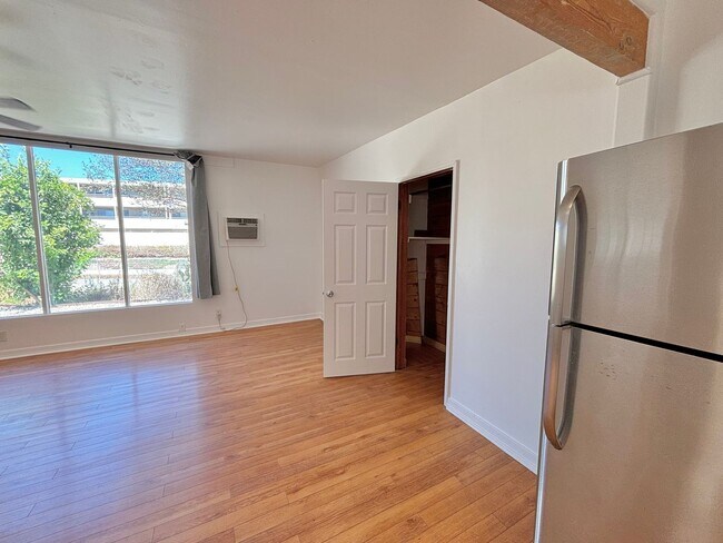 Building Photo - 256 W Valencia Ave