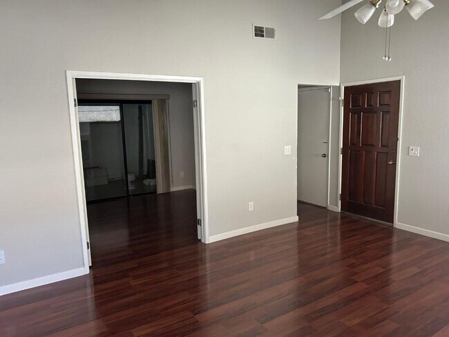 Building Photo - Adorable 3/2 Waiting For You!  Please reference full ad for viewings