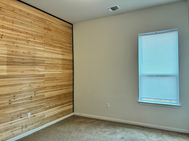 Building Photo - Elegant 6 BR 5 BA Home with Modern Amenities