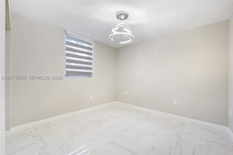 Building Photo - 10000 NW 80th Ct