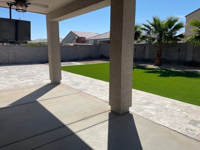 Building Photo - Beautiful Single Level 3 Bed/ 2 Bath + Den Home In Maricopa. Tons of Upgrades Throughout!