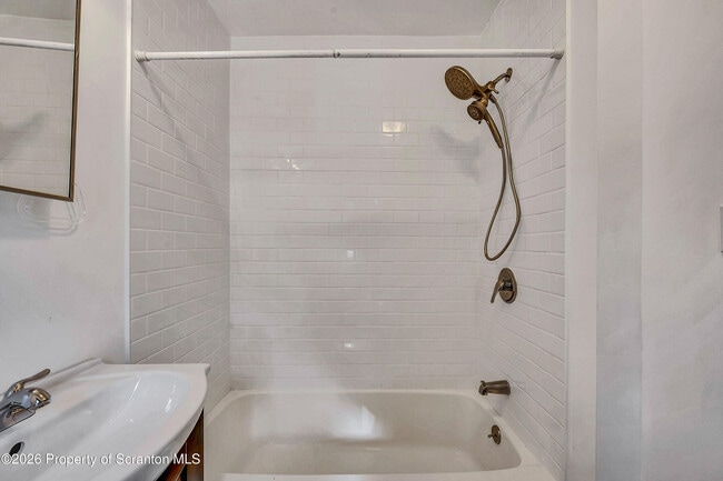 Building Photo - 208 E Warren St