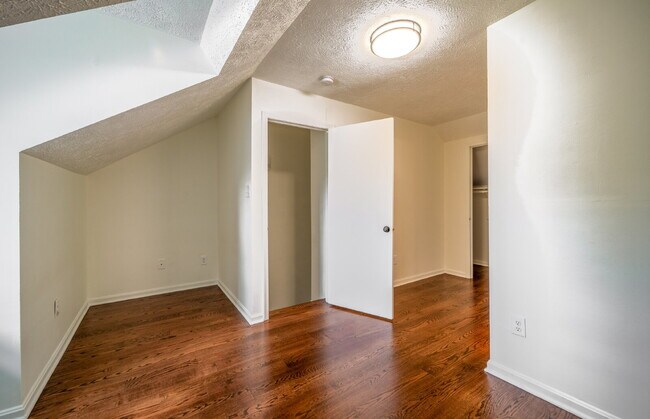 Building Photo - Sophisticated Townhome Steps from East Fal...