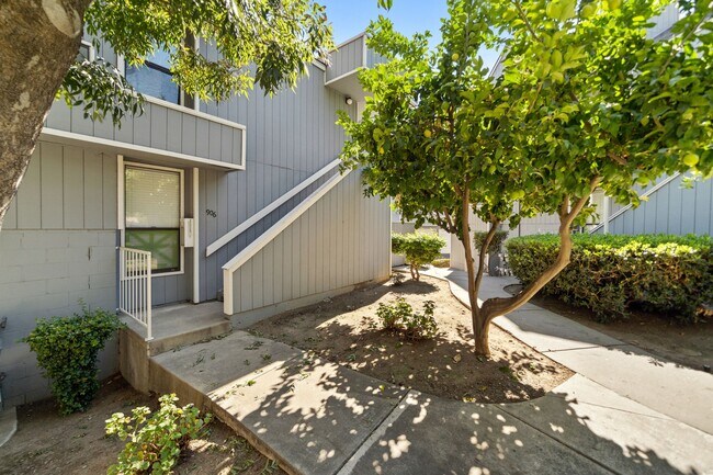 Building Photo - 906 La Barbera Dr