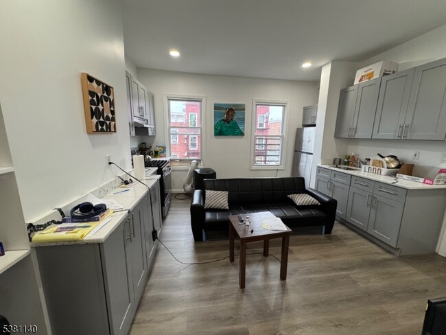 Building Photo - 76 Market St