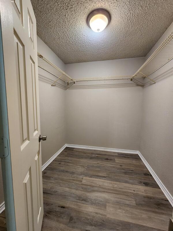 Building Photo - 10245 Country Hills Blvd