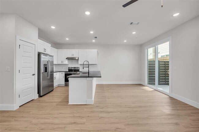 Building Photo - 7600 Strong Bow Ct