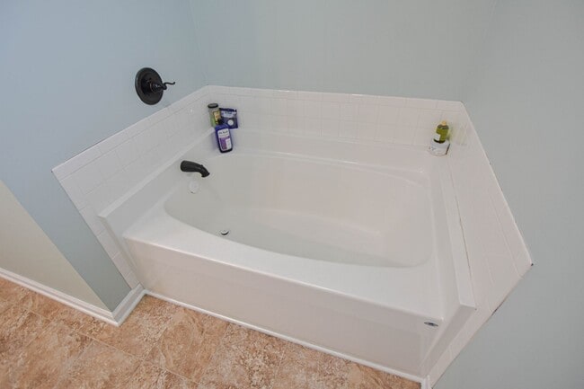 Building Photo - Pet Friendly Three Bedroom with Bonus!