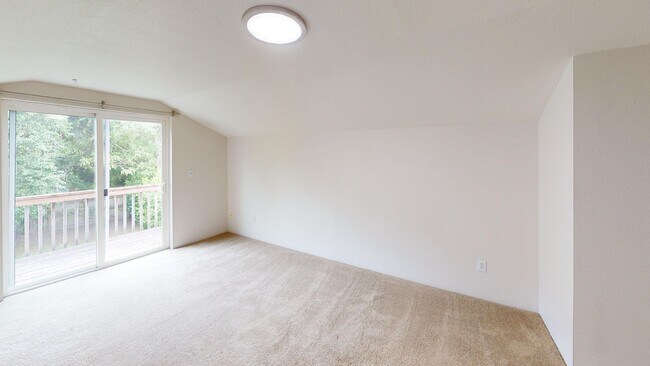 Building Photo - Beautiful Sellwood Bungalow in One of Portland's Most Desirable Neighborhoods. Pet friendly!