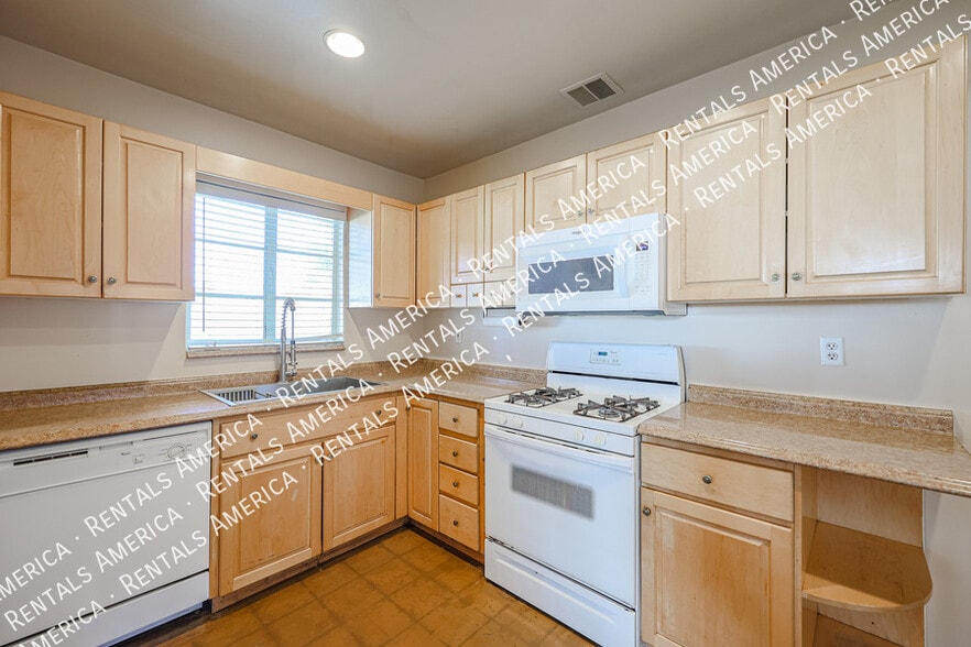 Building Photo - 2911 E Flower St