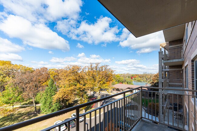 Building Photo - 125 Lakeview Dr