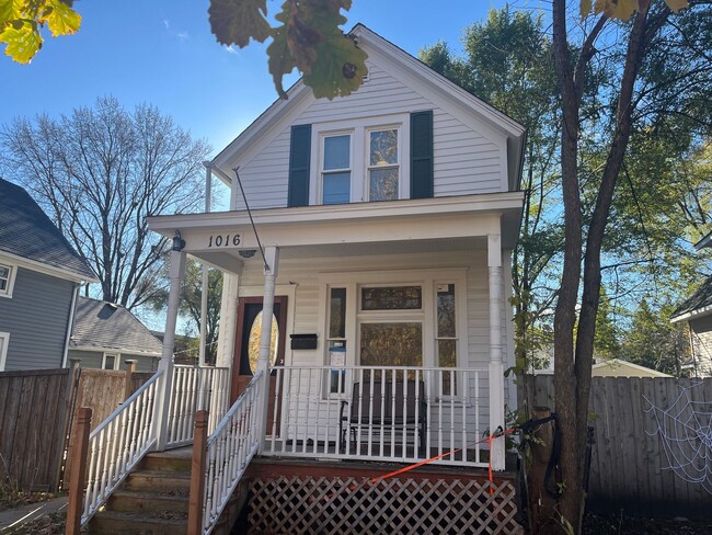 Primary Photo - 2 BR/bonus room 1 bath home in West Sevent...