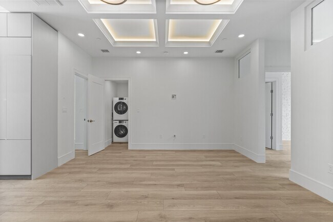 Primary Photo - 1572 Beacon St