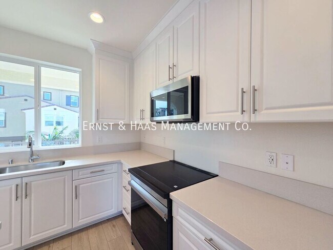 Building Photo - 2420 E Lincoln Ave