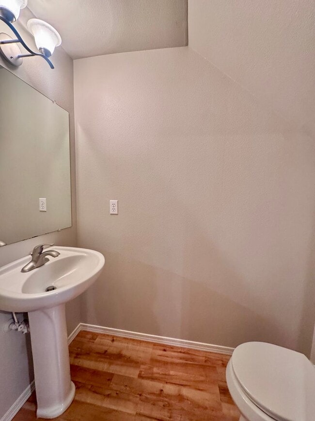 Building Photo - EZ living, Private Townhome setting Central Vancouver