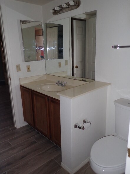 Building Photo - 2333 E Southern Ave