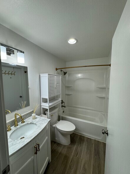 Building Photo - 5635 N 49th St
