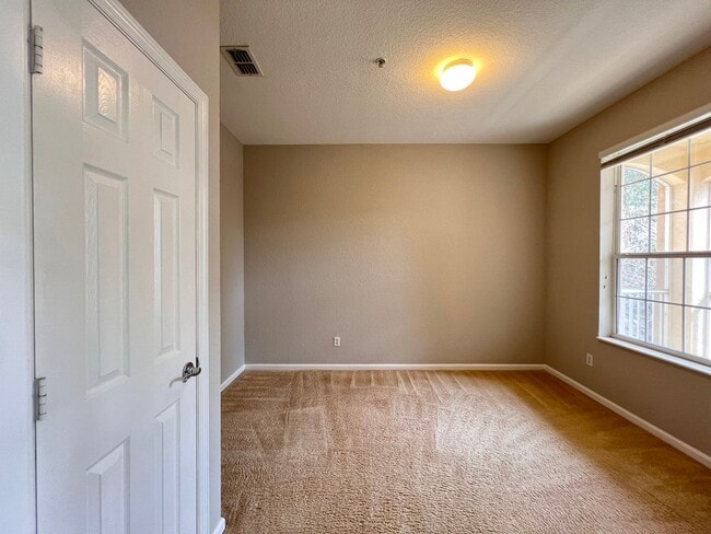 Building Photo - APARTMENT IN THE METROWEST AREA!