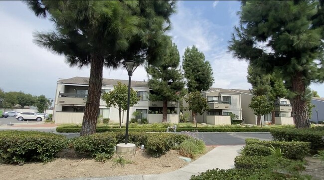 Building Photo - 110 N Richmont Dr