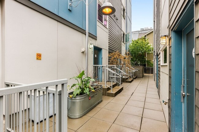 Interior Photo - 422 11th Ave - Amazing Remodeled Studios!