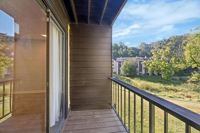 Building Photo - Available Immediately – Renovated 2B/1.5B ...
