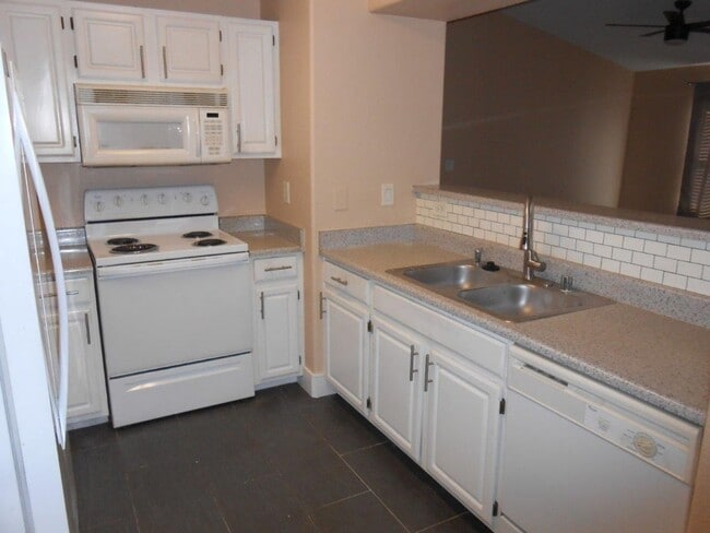 Building Photo - 2nd Floor 2 Bedroom Condo in Gated Community