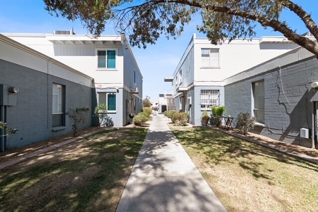 Building Photo - 2697 W Ocotillo Rd