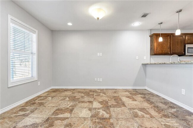 Building Photo - 108 Gilchrist Ave