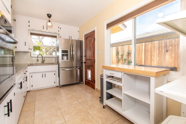 Building Photo - Well Maintained & Bright Detached 2 bed / 1 bath Home In Quiet Neighborhood of North Park - Peak ...