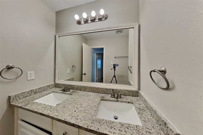 Building Photo - 2010 Creekshire Dr