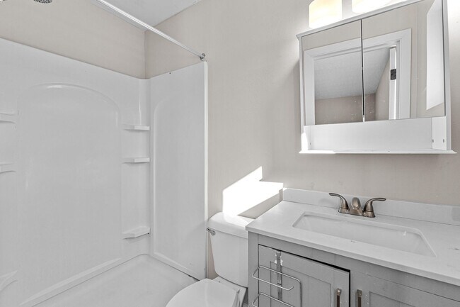 Building Photo - 2021 Fernwood Cir