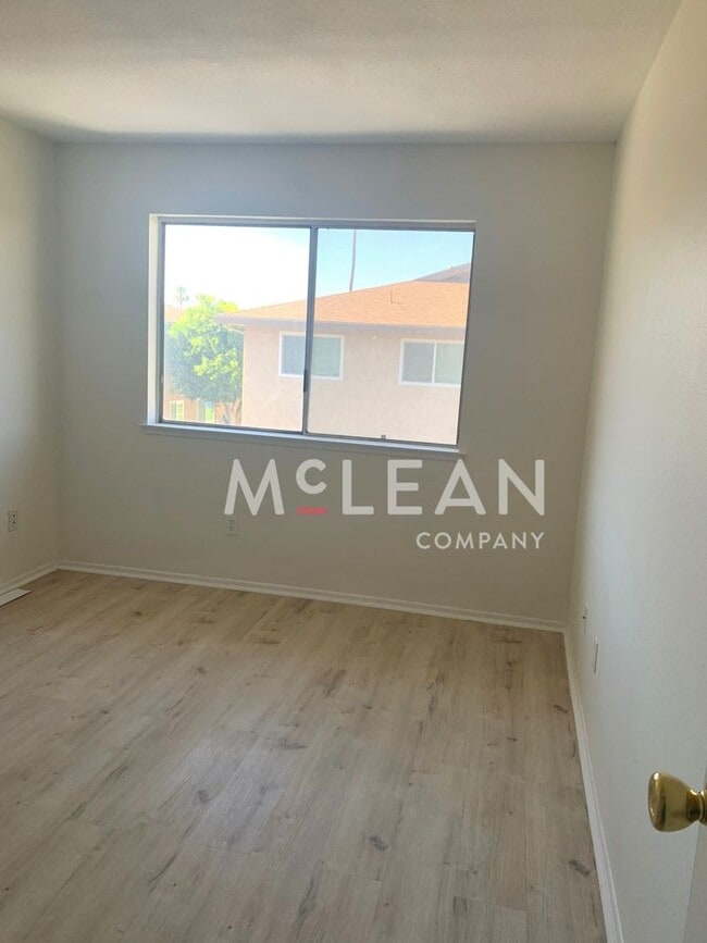 Building Photo - Charming Two Bedroom