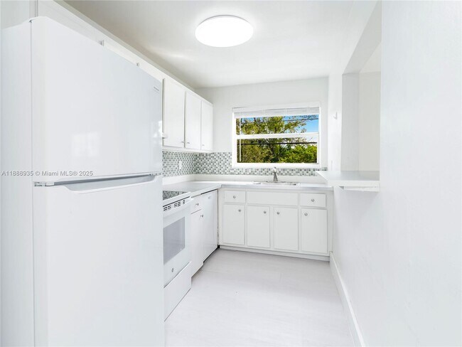 Building Photo - 2025 Miami Rd