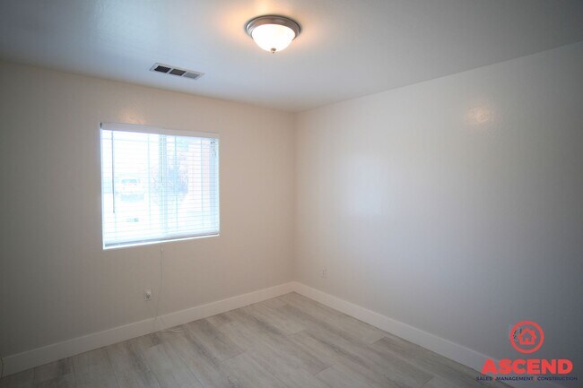 Building Photo - Lovely Home in Southwest Bakersfield!-SOLA...