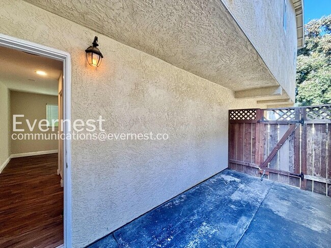 Building Photo - 1 Bed/1 Bath Condo with Modern Amenities / Pet-Friendly / Vouchers Accepted / Available Now!