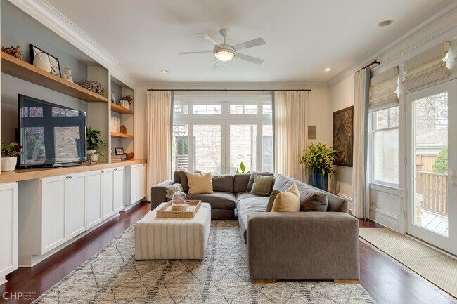 Building Photo - 2663 N Marshfield Ave