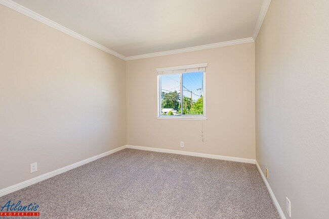 Building Photo - 457 Oak Ave