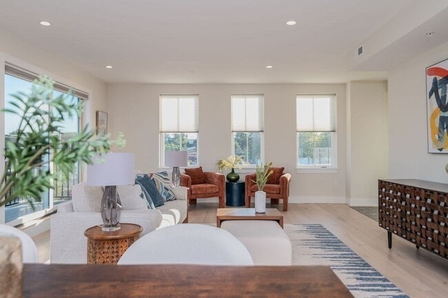 Building Photo - 488 Quincy Ave