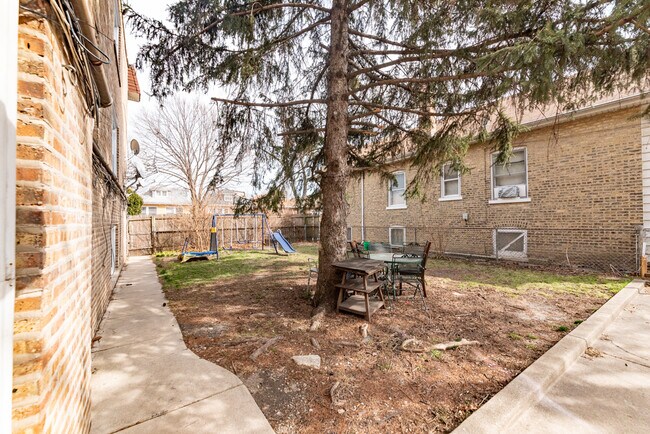 Building Photo - 3058 N Kostner Ave