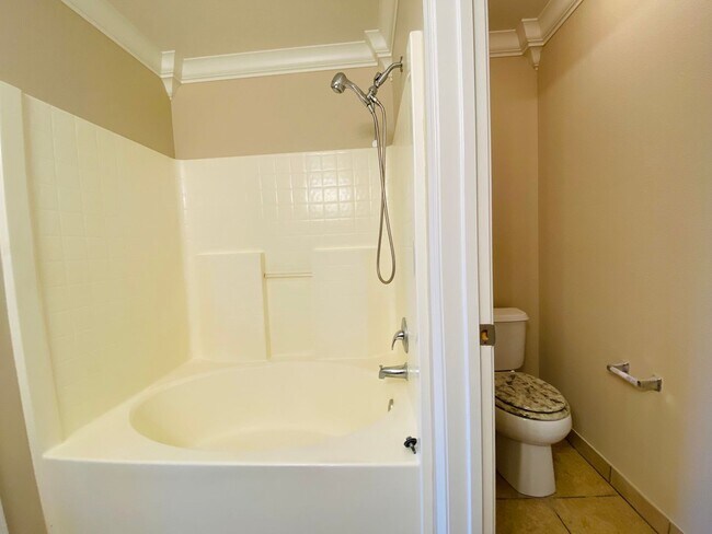 Building Photo - Lovely Galt Townhouse