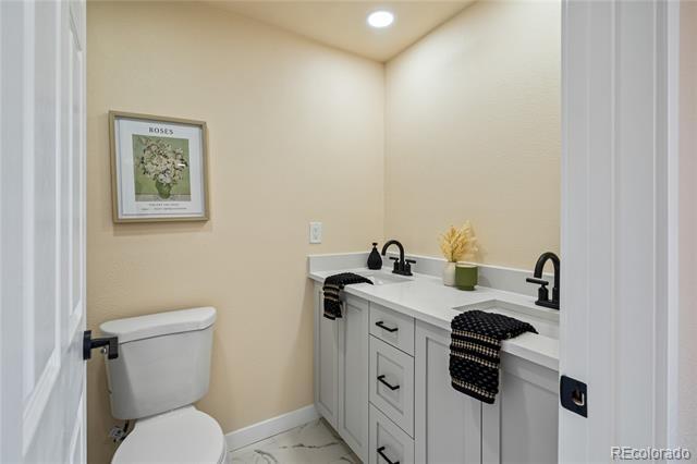 Building Photo - 5599 W Maplewood Pl