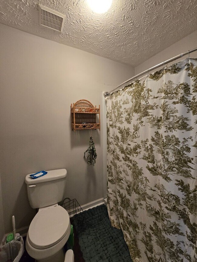Building Photo - 111 Greentree Dr