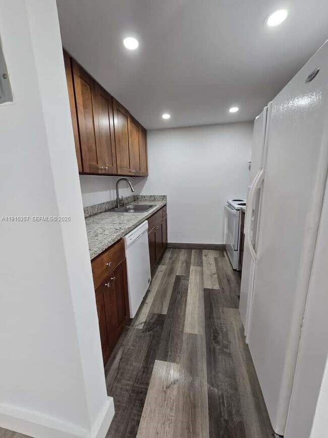 Building Photo - 1673 Bay Rd